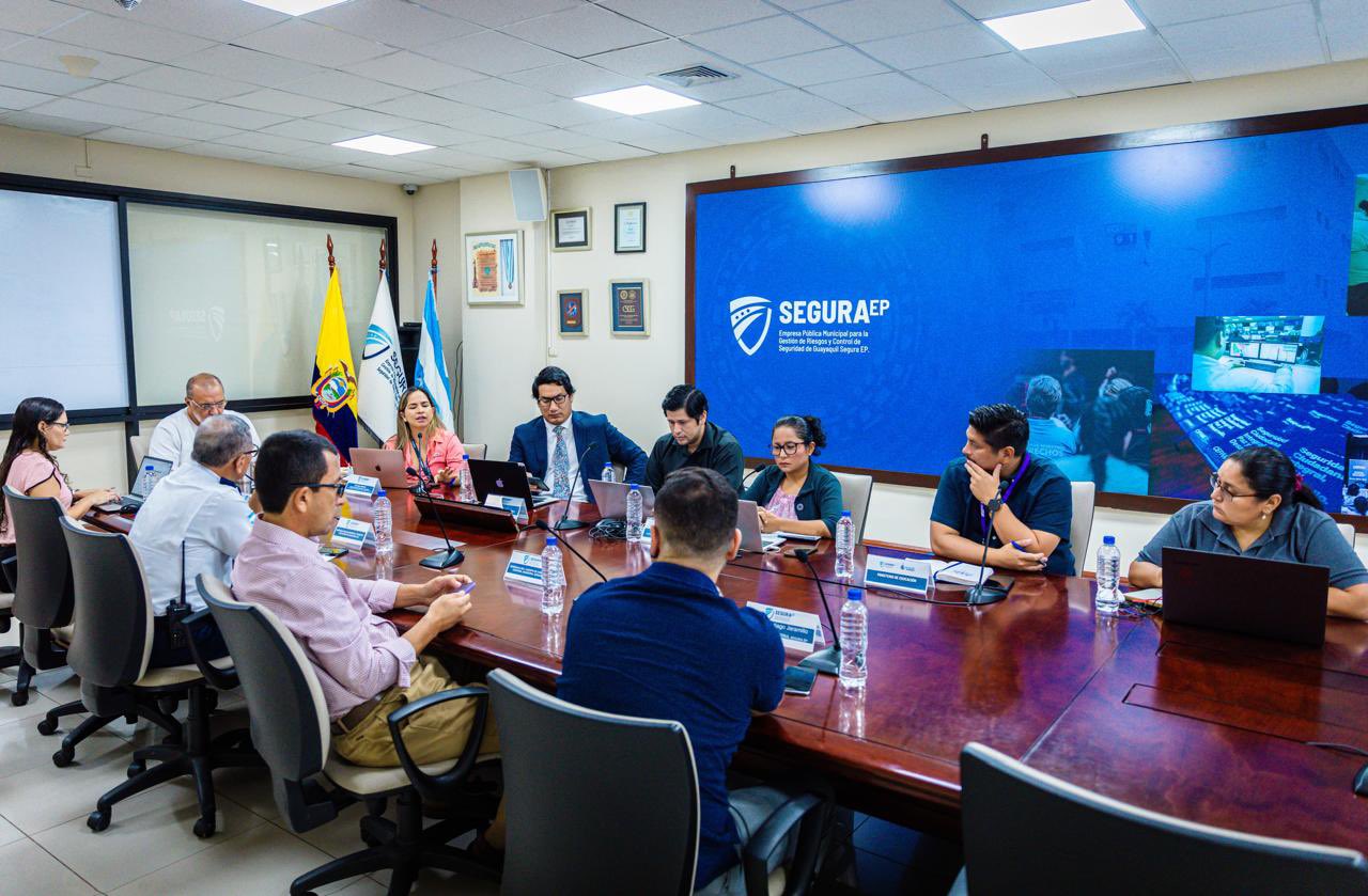 guayaquil-paso-peatonal-y-paradero-se-repletan-de-actos-delincuenciales