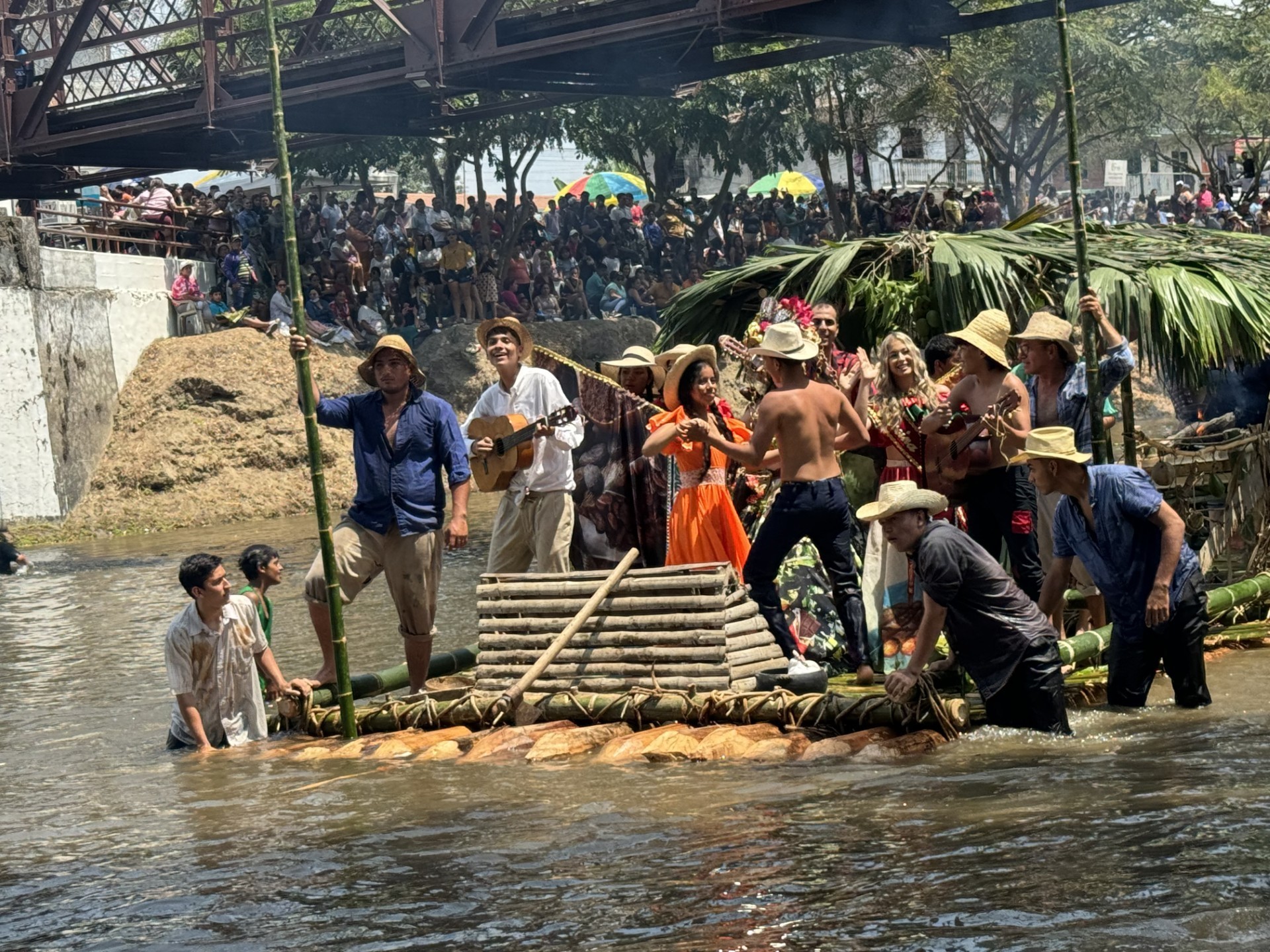 Los balseros, una tradición y orgullo en las aguas del río Carrizal