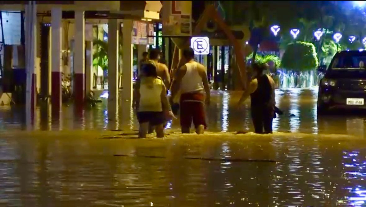 Vía Machala - Santa Rosa bloqueada por desbordamiento del río